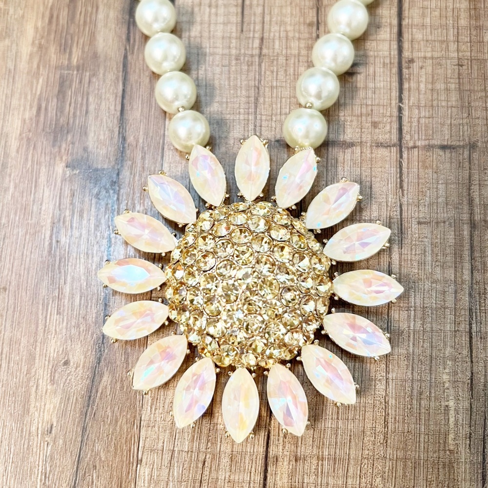 BETSEY JOHNSON RARE Large WHITE Petals Daisy & Pearls Necklace w/Earrings NWT - Picture 11 of 16